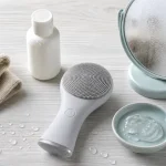 Brosse nettoyante visage en silicone sur table en bois