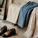 Chaussures derby pour femme en cuir noir et camel, vue rapprochée