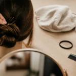 Coiffure fait maison : chignon bas net sans effet brouillon