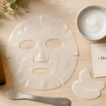 Masque soin visage bio-celulose hydratant sur table bois clair