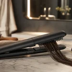 Sèche cheveux lisseur 2-en-1 en salle de bain, gain de temps ou risque