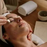 Soin visage Clarins en institut : application sérum sur le visage