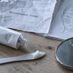 Bétaméthasone crème visage sur table : eczéma, acné, rosacée