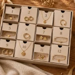 calendrier de lavent femme bijoux ouvert, cases numérotées et bijoux dorés