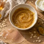 Masque au miel visage : bol et ingrédients sur table en bois