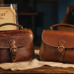 Sac à main vintage authentique et modèle inspiré côte à côte, gros plan cuir et fermoirs.