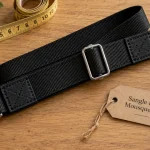 Sangle sac à main noire avec mousqueton argenté et ruban de mesure