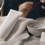 Crème dépilatoire pour le visage : tube sur serviette, application visage