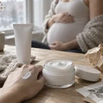 Crème visage femme enceinte sans rétinol, pot sur table en bois