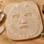Masque en tissu pour le visage sur table : sérum et spatule, pose différente